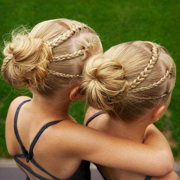 Mãe faz lindas tranças em gêmeas de 6 anos e vira sucesso na internet