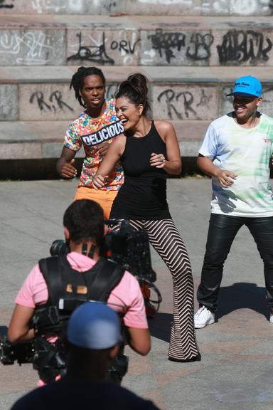 Angélica e Juliana Paes dançam em gravação de programa no Rio