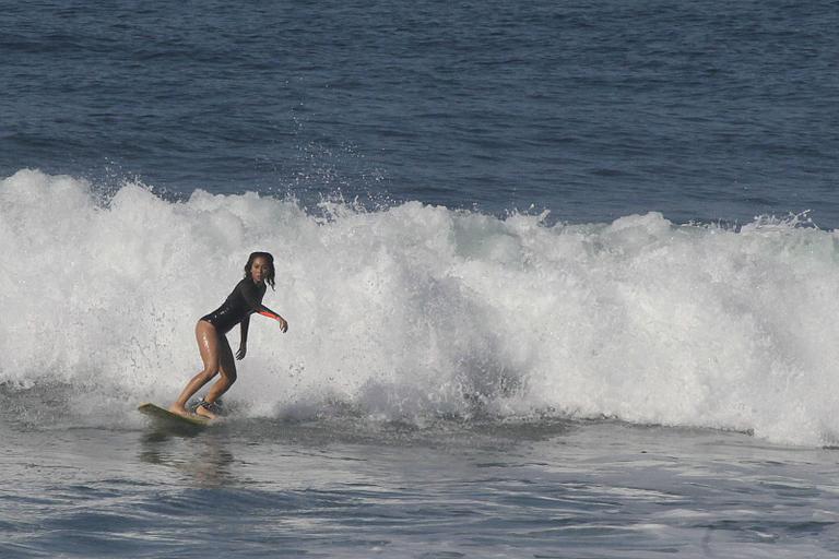 Dani Suzuki mostra corpo sarado durante surfe no Rio