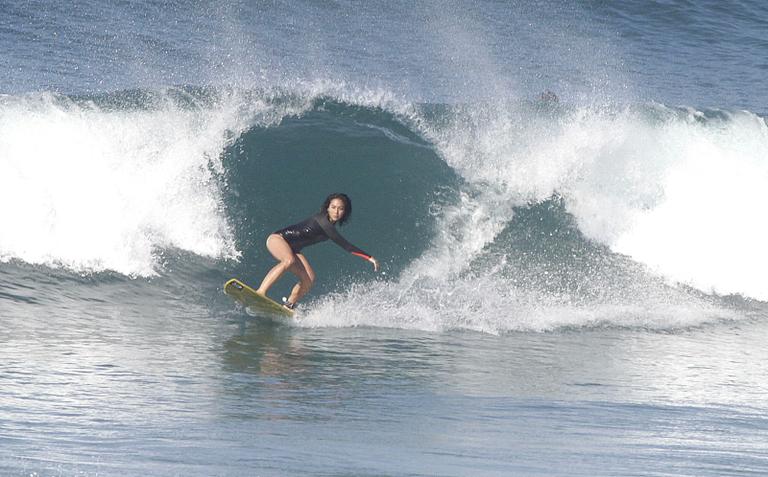 Dani Suzuki mostra corpo sarado durante surfe no Rio