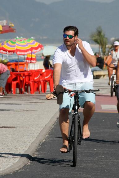 Thiago Lacerda anda de bike e joga vôlei no Rio de Janeiro