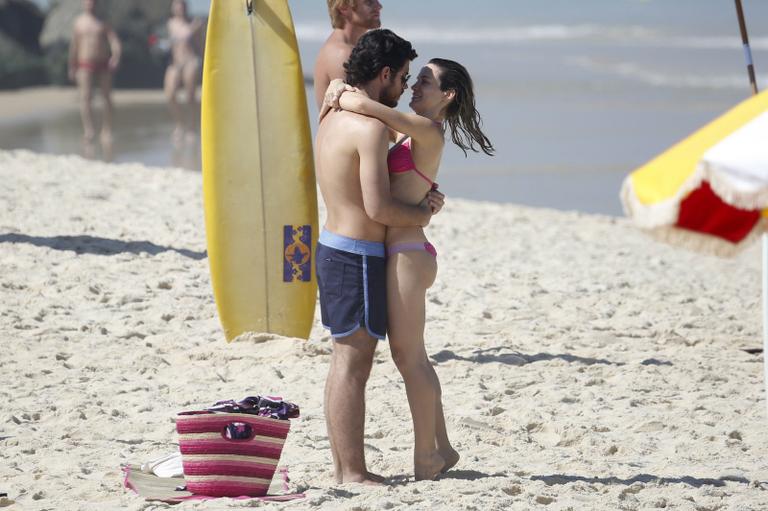Bianca Bin e Marco Pigossi gravam cenas românticas na praia