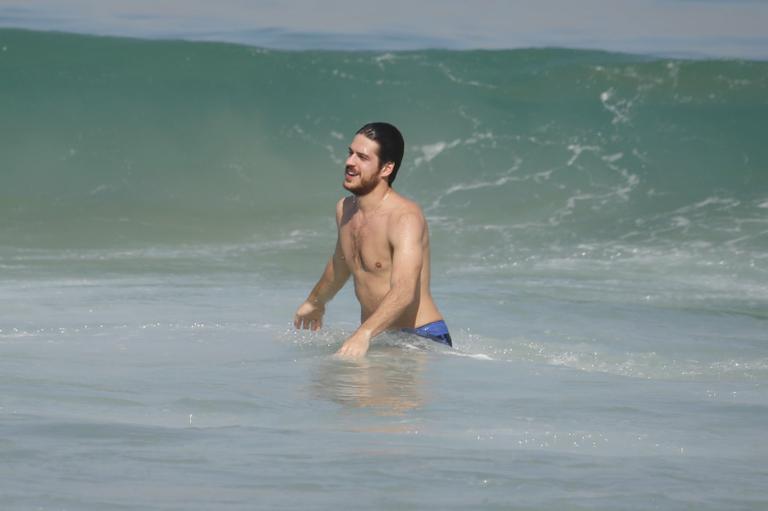 Após a gravação, Marco Pigossi tomou um banho de mar no Leblon
