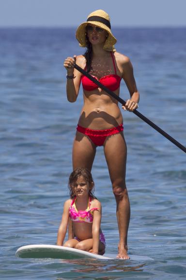 Alessandra Ambrósio curte dia de praia ao lado da filha, Anja