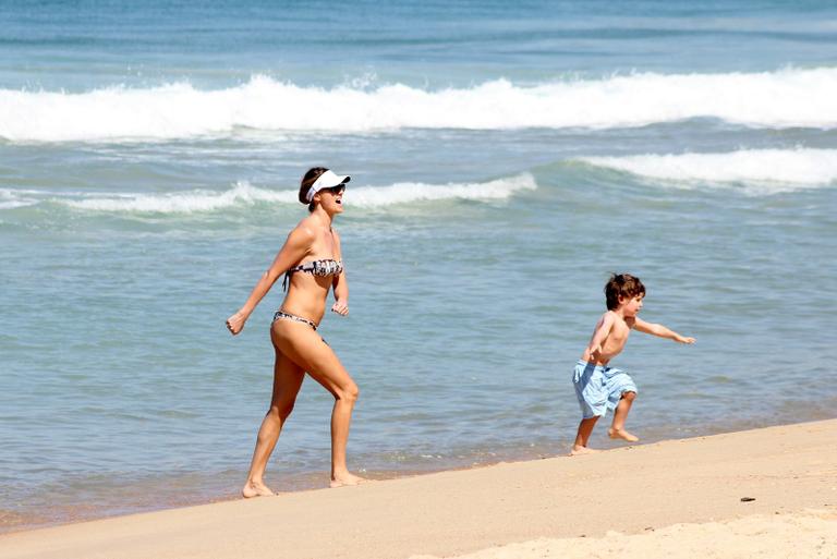 Letícia Birkheuer leva filho João Guilherme à praia no Rio de Janeiro