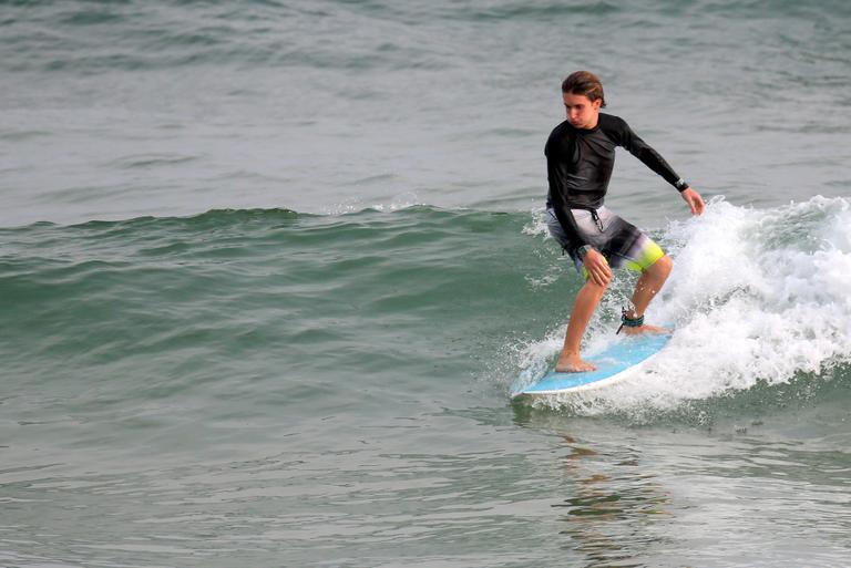 Vladimir Brichta e o enteado, filho de Adriana Esteves, surfam em praia do Rio 