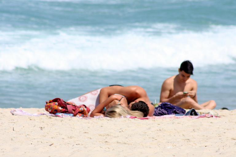 Yasmin Brunet e Evandro Soldati curtem dia de sol na praia