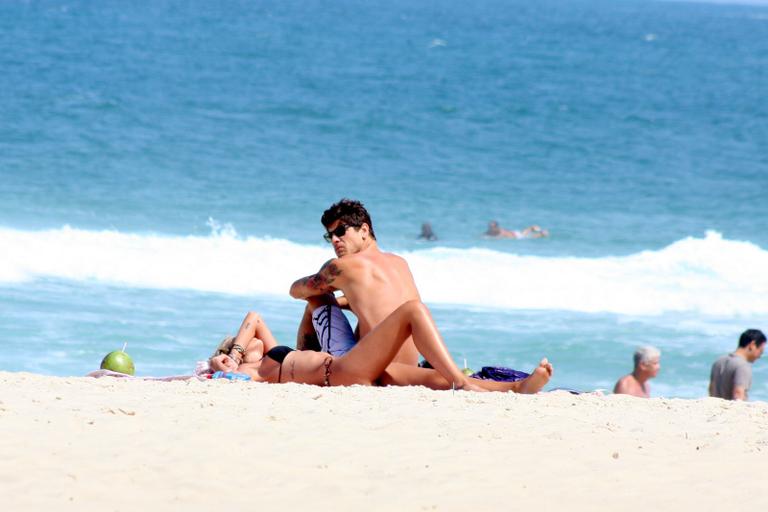 Yasmin Brunet e Evandro Soldati curtem dia de sol na praia