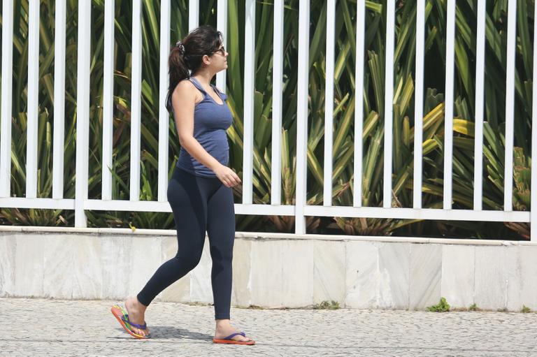Grávida de quatro meses, Vanessa Giácomo mostra barriguinha saliente no Rio