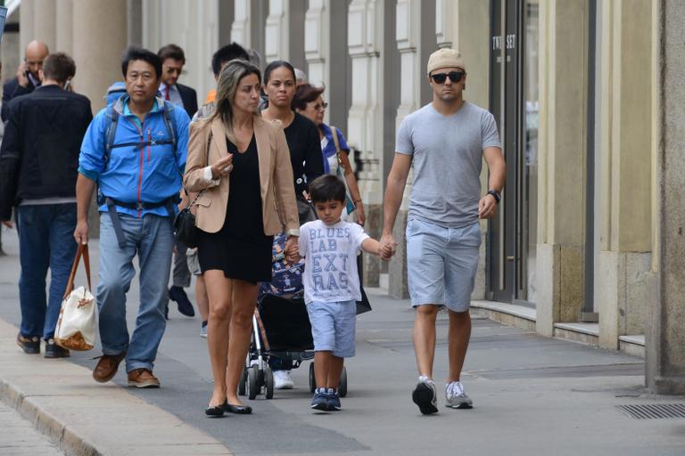 Felipe Massa passeia com a família em Milão, na Itália