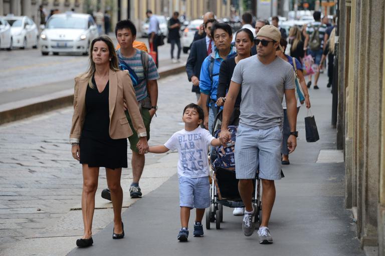 Felipe Massa passeia com a família em Milão, na Itália