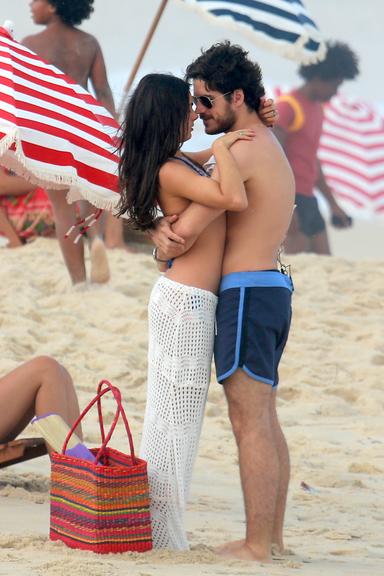 Isis Valverde e Marco Pigossi gravam cena de beijo na praia