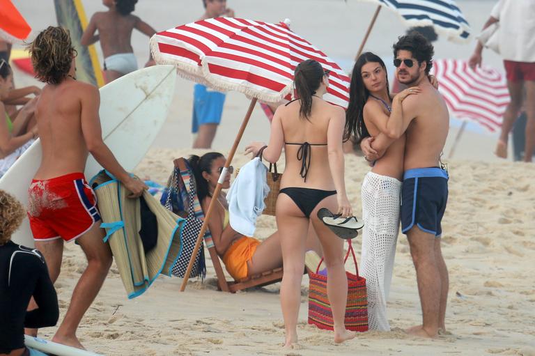 Isis Valverde e Marco Pigossi gravam cena de beijo na praia