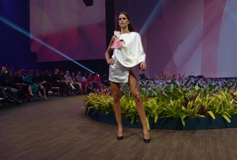 Izabel Goulart desfila com vestido ousado em Belo Horizonte