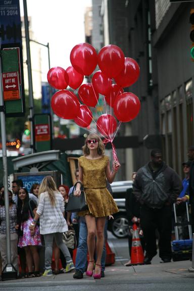 Taylor Swift passeia com balões vermelhos em Nova York