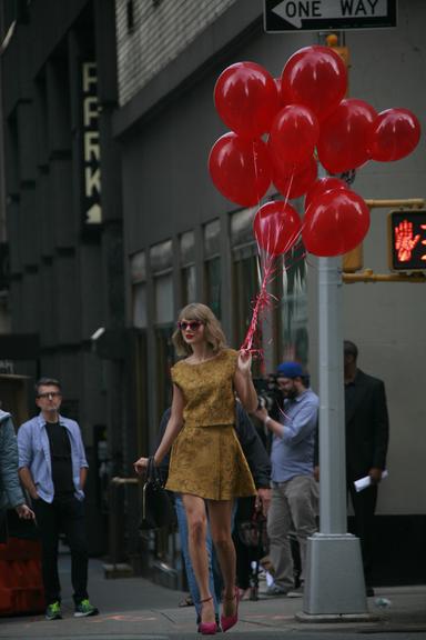 Taylor Swift passeia com balões vermelhos em Nova York