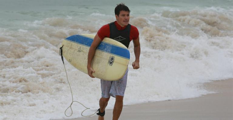Rodrigo Faro surfa na praia da Macumba no Rio