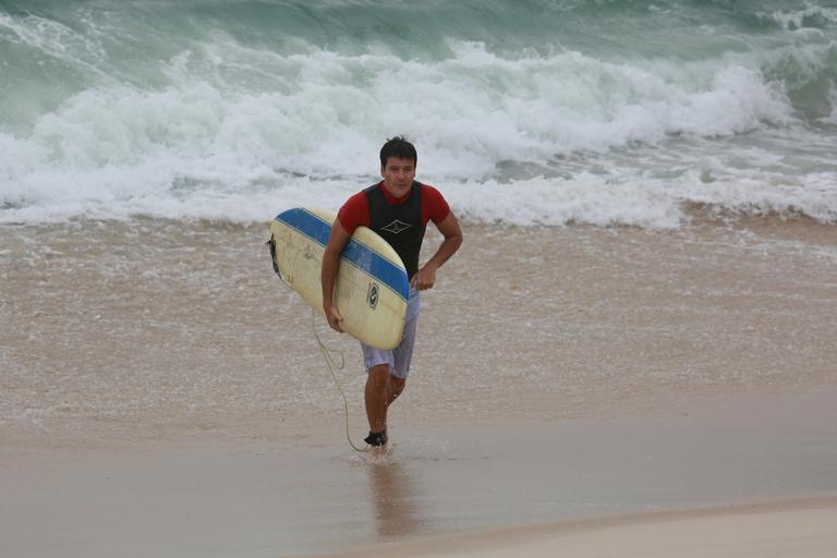 Rodrigo Faro surfa na praia da Macumba no Rio de Janeiro