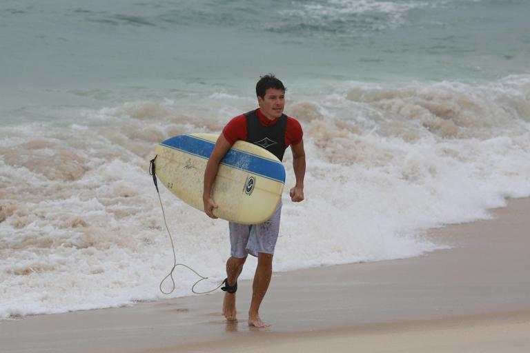 Rodrigo Faro surfa na praia da Macumba no Rio de Janeiro