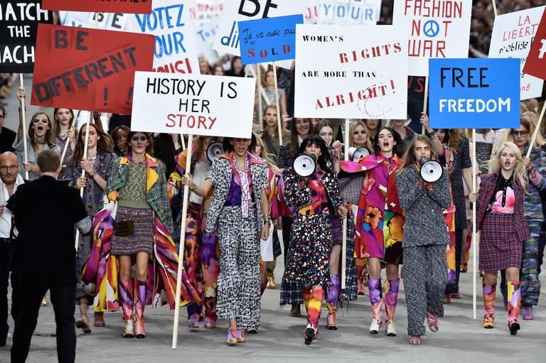 Modelos lideradas por Cara Delevingne e Karl Lagerfeld participam do desfile da Chanel em Paris