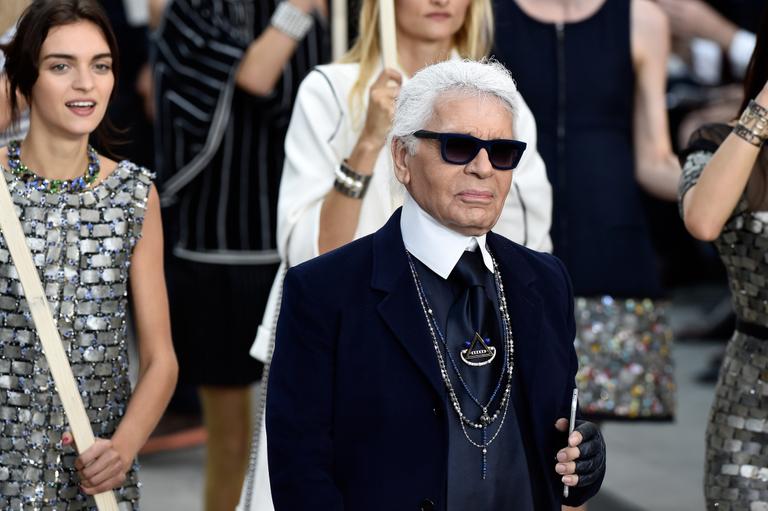 Modelos lideradas por Cara Delevingne e Karl Lagerfeld participam do desfile da Chanel em Paris