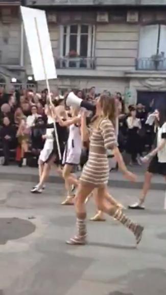 Gisele Bündchen participa de passeata da Chanel pelas ruas de Paris