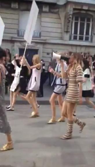 Gisele Bündchen participa de passeata da Chanel pelas ruas de Paris
