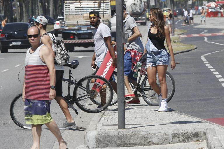 Bruna Marquezine anda de skate com amigos na orla de praia no Rio