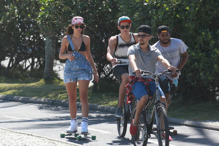 Bruna Marquezine anda de skate com amigos no Rio