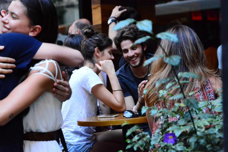 Chay Suede e Laura Neiva são flagrados aos beijos em São Paulo