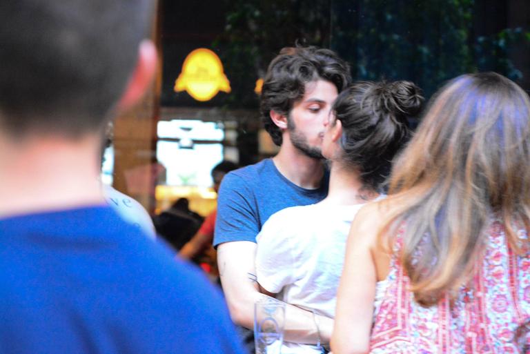 Chay Suede e Laura Neiva são flagrados aos beijos em São Paulo