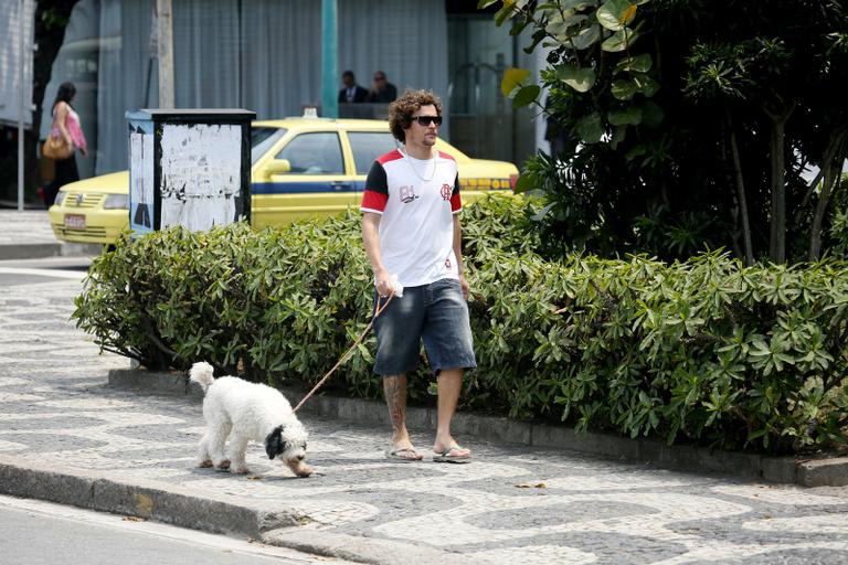 Felipe Dylon passeia com o cachorro no Rio de Janeiro