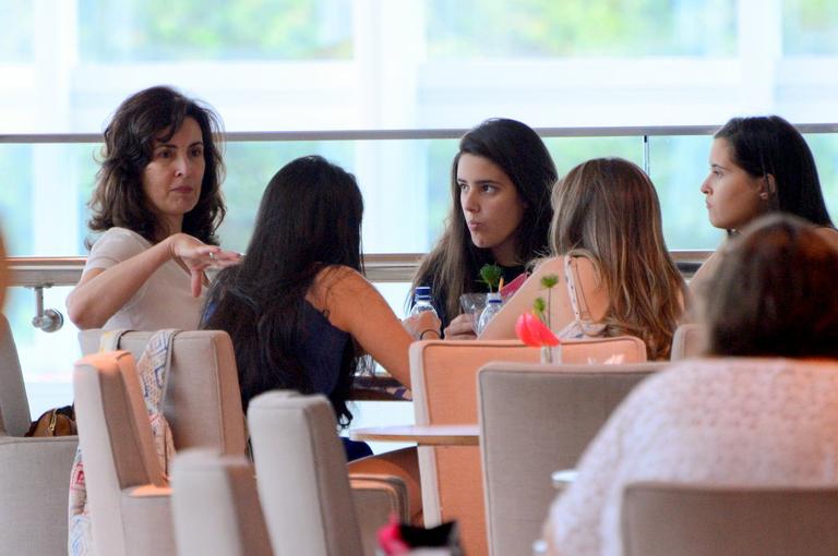 Fátima Bernardes toma café com as filhas em shopping no Rio