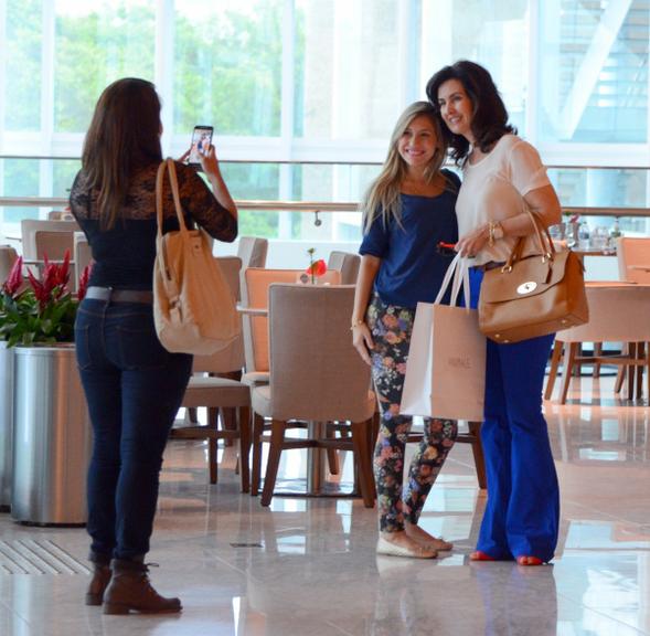 Fátima Bernardes toma café com as filhas em shopping no Rio