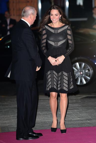 Grávida, Kate Middleton participa de jantar em Londres