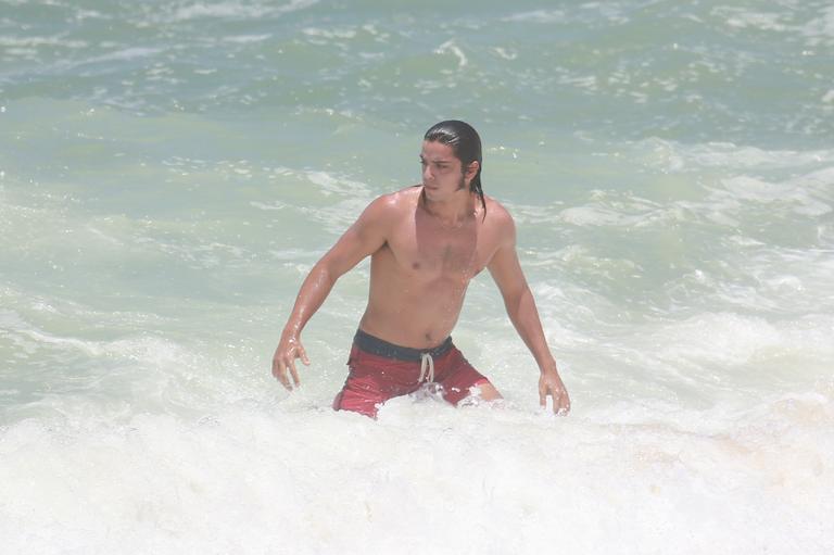 Rodrigo Simas curte praia no Rio