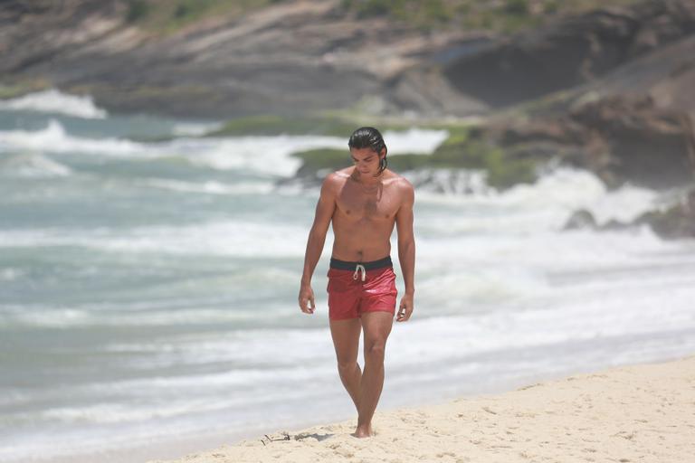 Rodrigo Simas curte praia no Rio