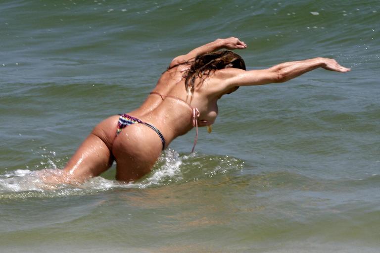 Danielle Winits nada no mar na praia da Barra da Tijuca, no Rio