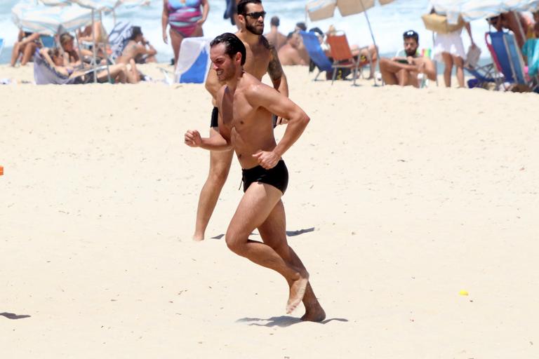 Ator português Paulo Rocha pratica exercícios na praia do Leblon