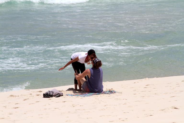 Felipe Dylon e Aparecida Petrowky trocam beijos na praia