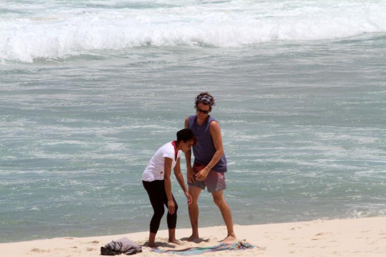 Felipe Dylon e Aparecida Petrowky curtem tarde romântica em praia no Rio
