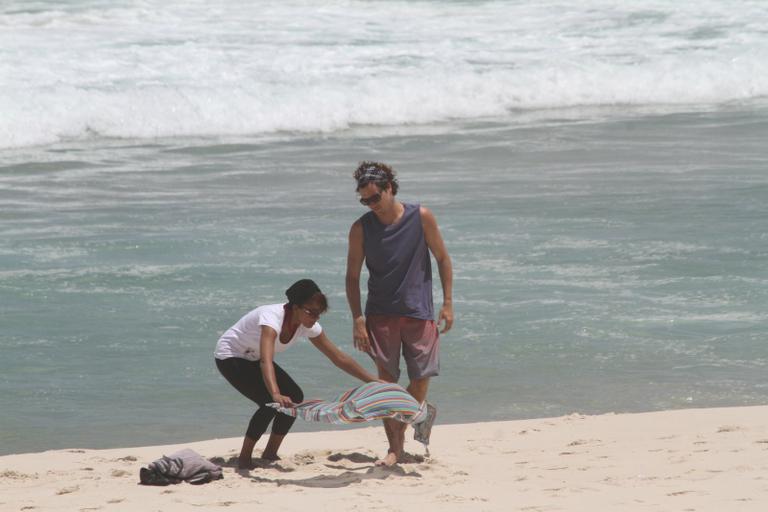 Felipe Dylon e Aparecida Petrowky curtem tarde romântica em praia no Rio