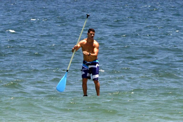 José Loreto faz stand up paddle em praia do Rio