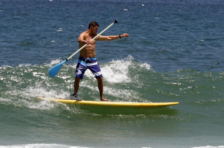 José Loreto faz stand up paddle em praia do Rio