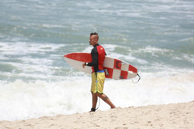 Paulinho Vilhena surfa em praia do Rio