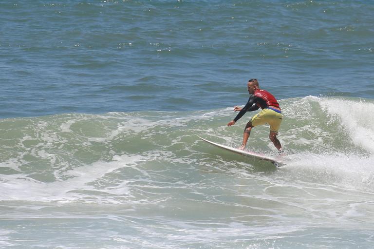 Paulinho Vilhena surfa em praia do Rio