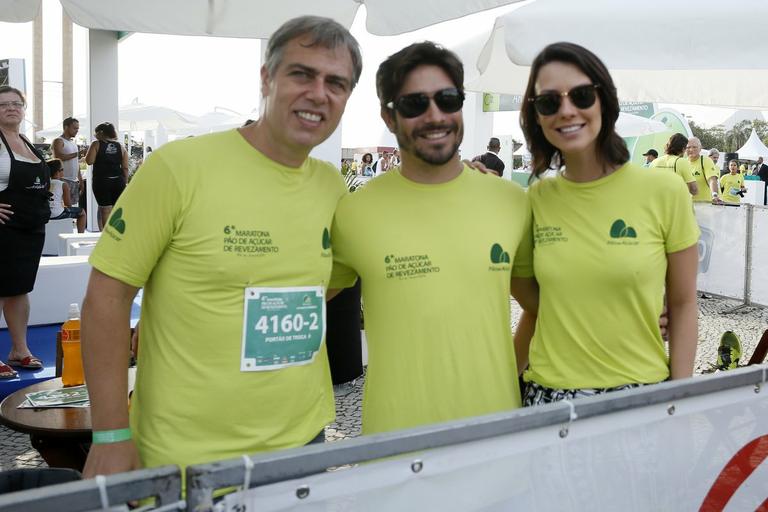 Iran Malfitano, Úrsula Corona e mais atores participam de maratona no Rio 