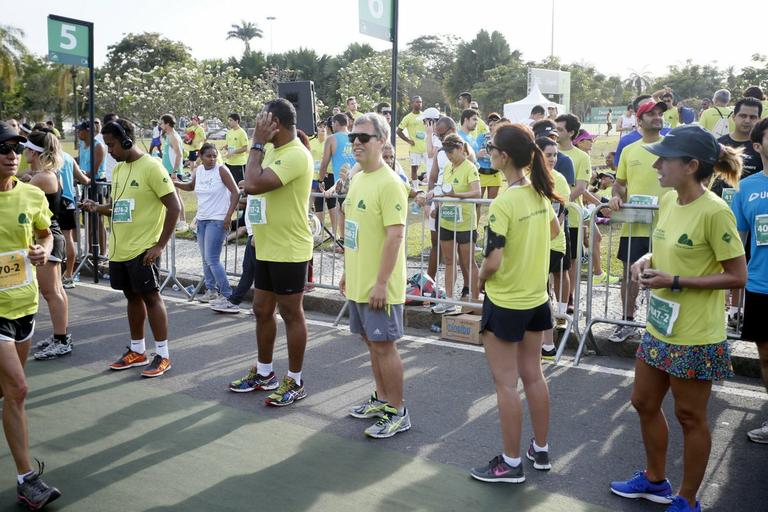 Iran Malfitano, Úrsula Corona e mais atores participam de maratona no Rio 