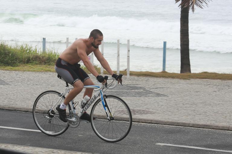 Rafael Cardoso, Igor Rickli e Rafael Losso andam de bike no Rio