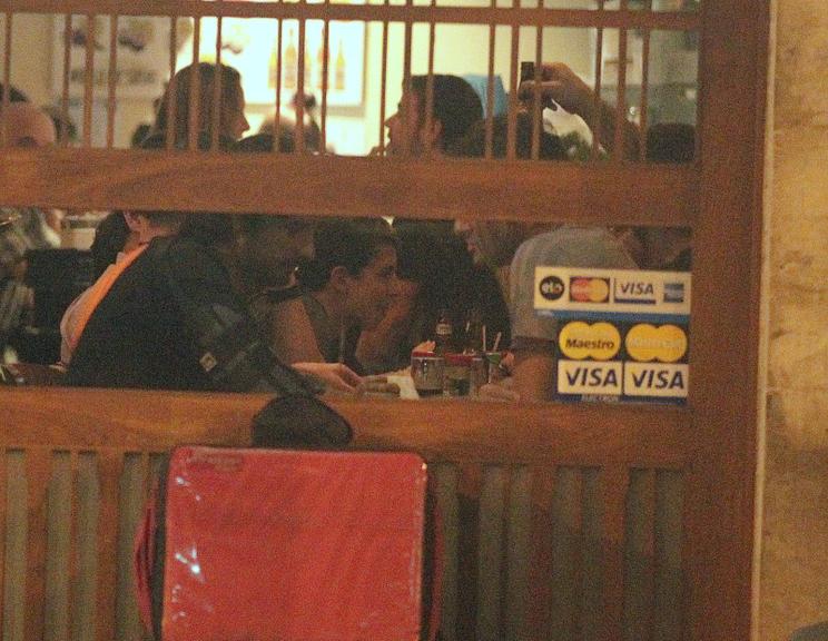 Com o braço imobilizado, Rodrigo Santoro janta com Marcelo Serrado e amigos no Rio